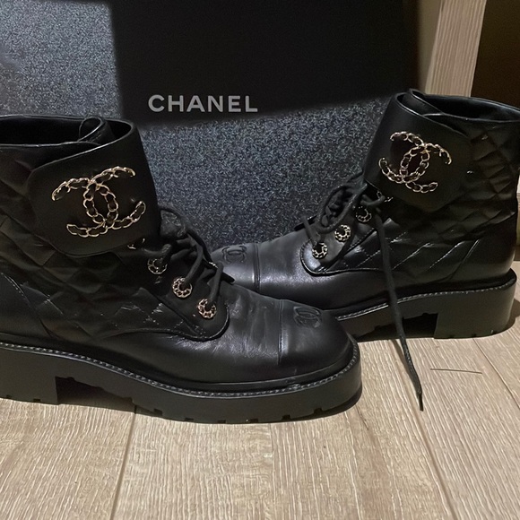 Chanel boots size 39.5 have been worn 2 times - Picture 1 of 4